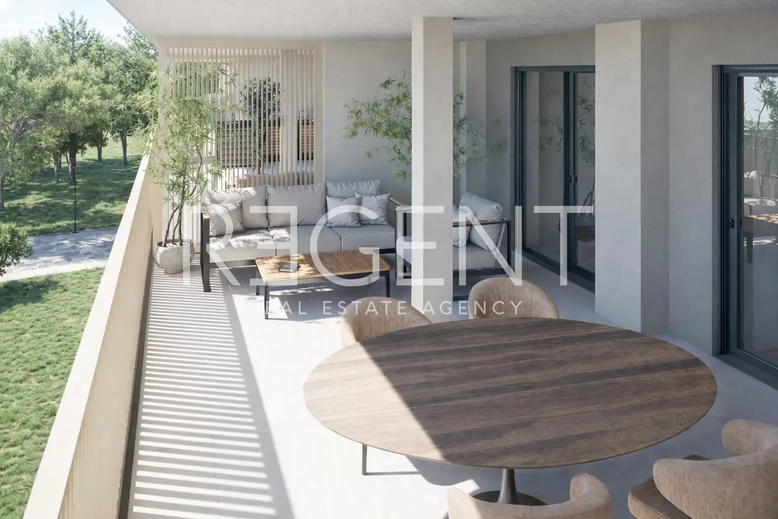 Umag - trosoban stan s velikom loggiom i balkonom