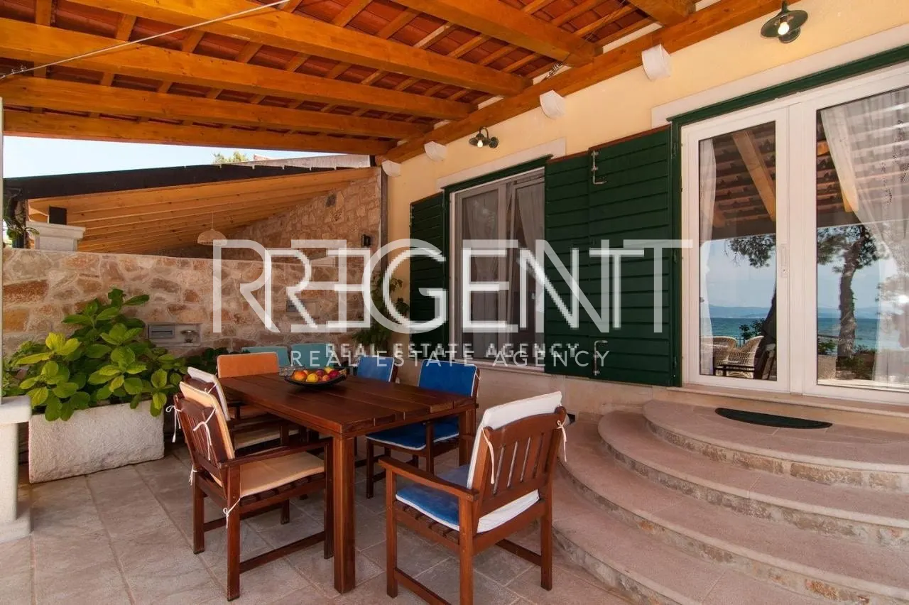 Brač, Mirca - Vila s bazenom uz more 330m2