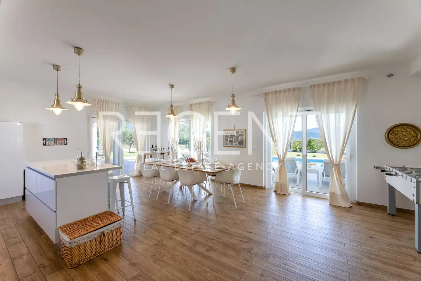 Maison avec piscine, 260m²