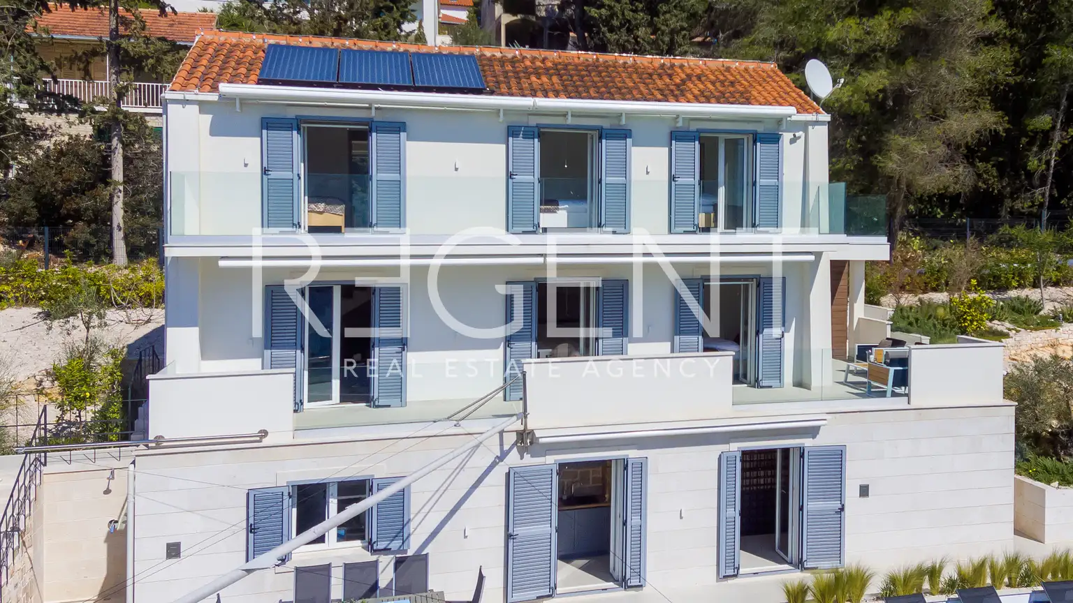 Milna, Brač – Luksuzna vila prvi red do mora s bazenom