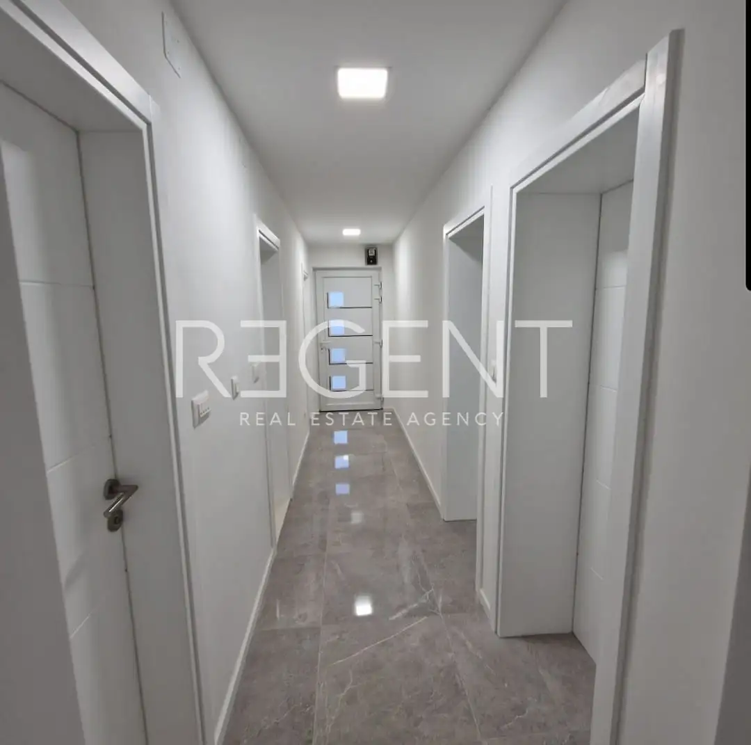 Split, Kamen - Appartement de trois pièces avec jardin privé