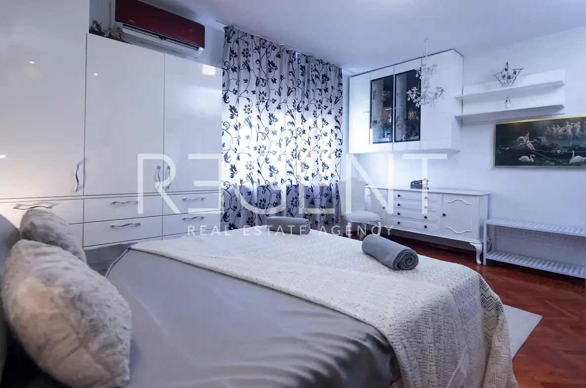 Split, Bačvice - Trosoban stan sa loggiom