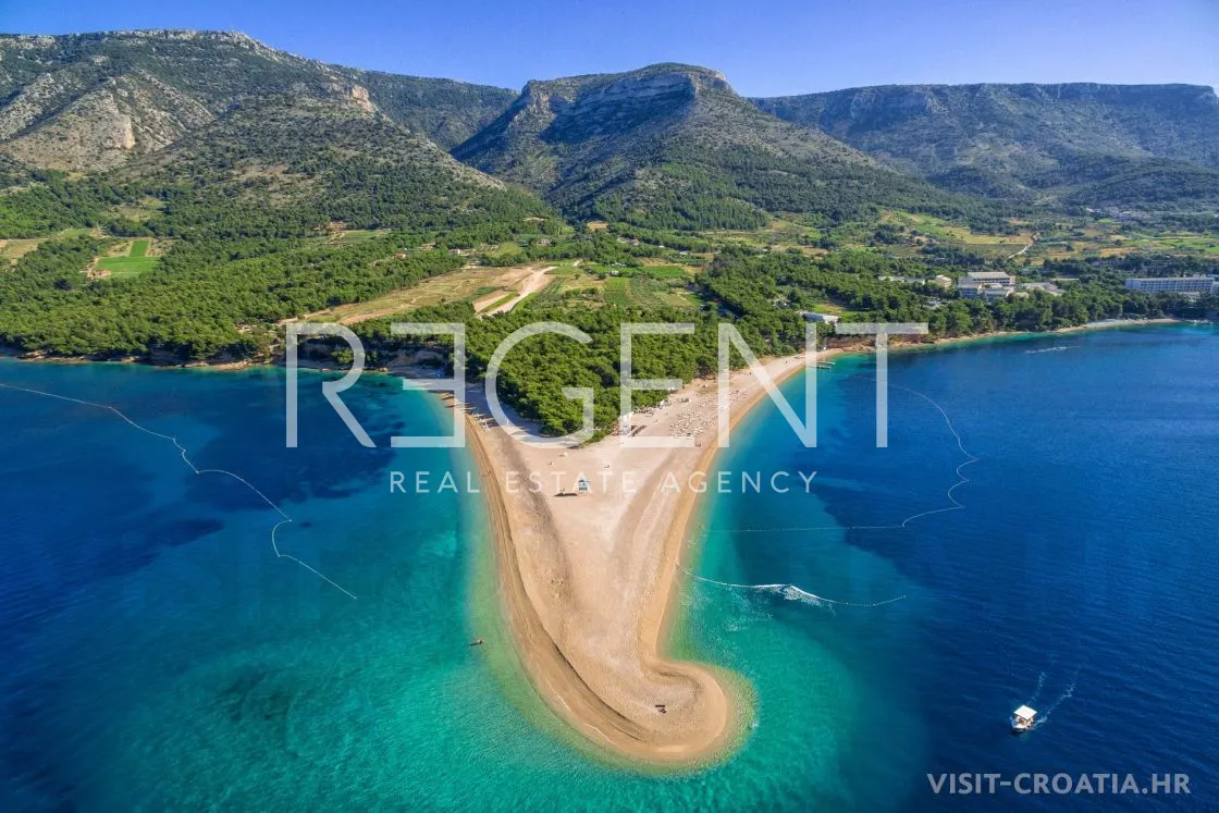 Brač, Mirca - Zemědělská půda 2670m2 s přízemním domem