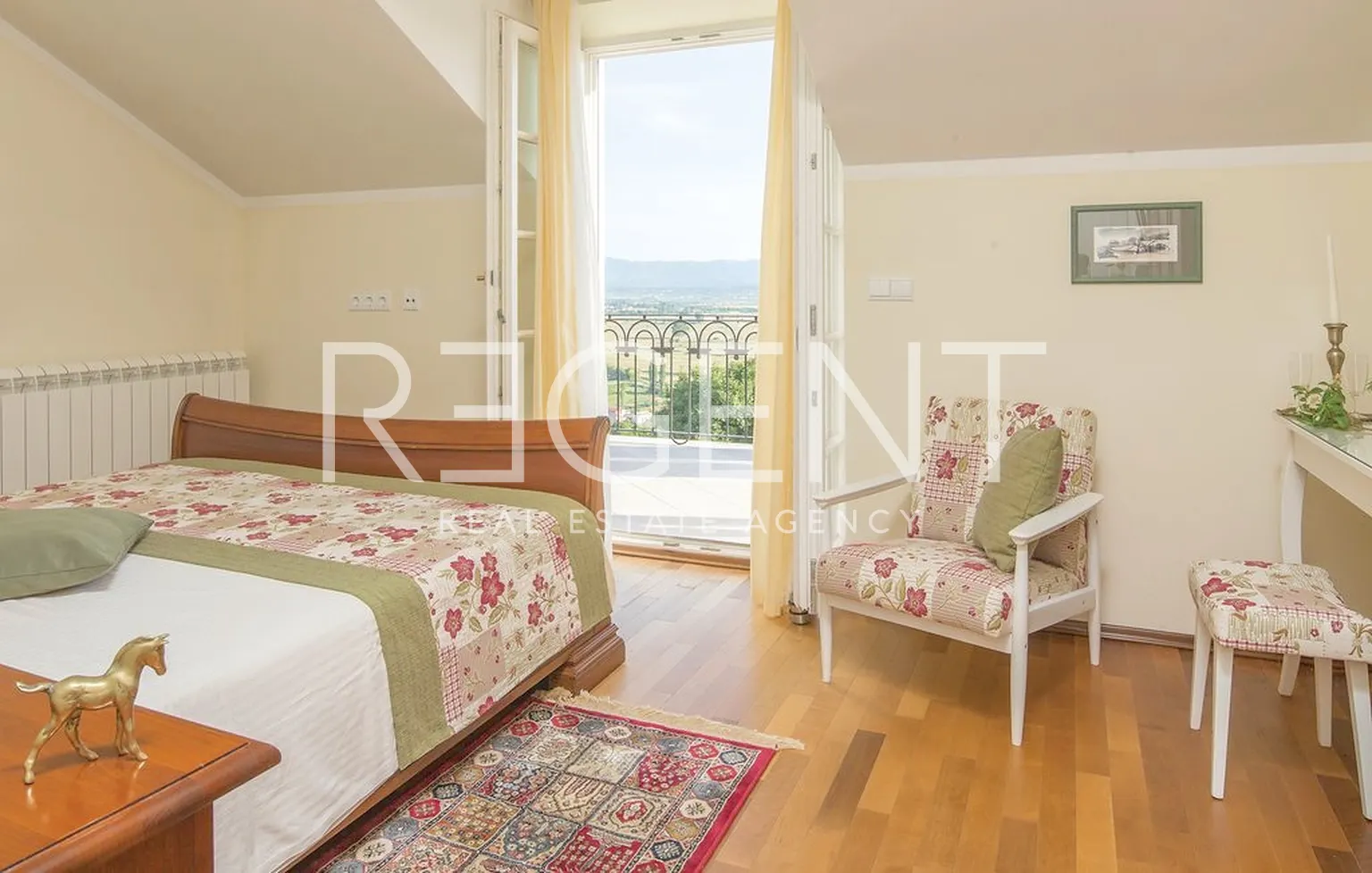 Sinj – Luxusní kamenný dům o rozloze 500 m2 na pozemku o rozloze 6000 m2