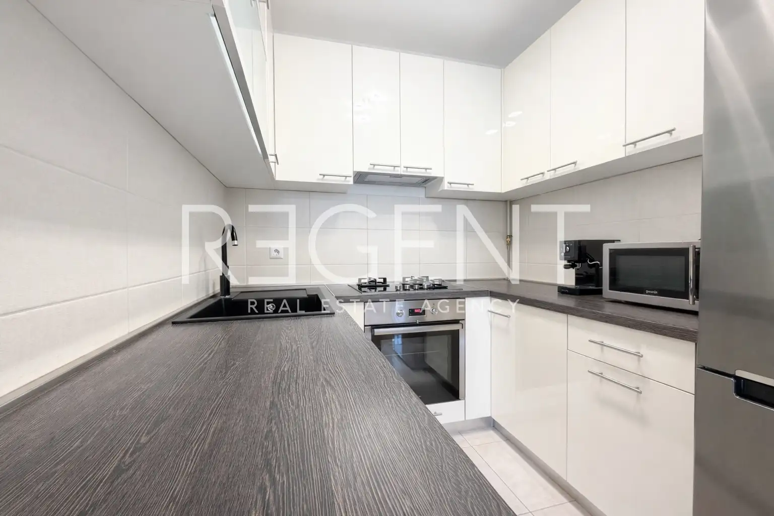 Zagreb, Trnje - appartamento con due camere, loggia e garage.