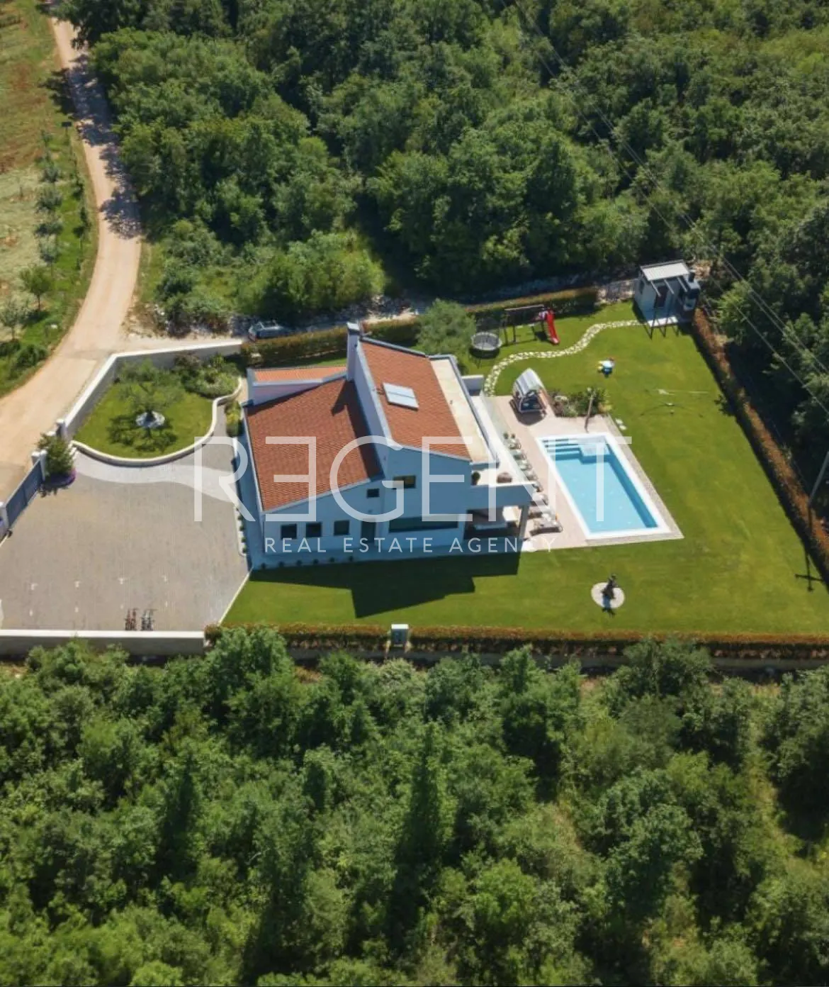 Istra, Višnjan – Vila 250 m2 na parceli od 1659 m2 top lokacija