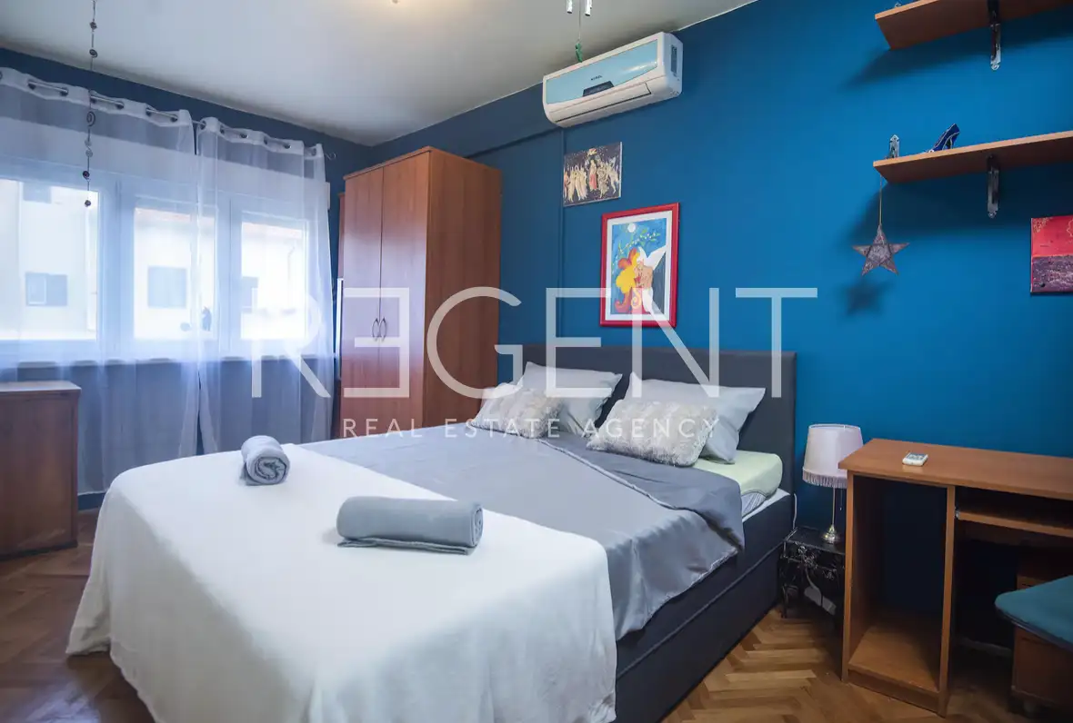 Split, Bačvice - Trosoban stan sa loggiom