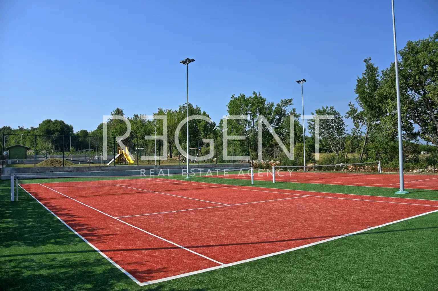 Istra, Poreč - Atraktivní kamenná vila s tenisovým kurtem a bazénem