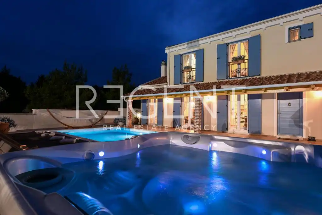 Zadar, Novigrad – Rustikální vila s tenisovým kurtem