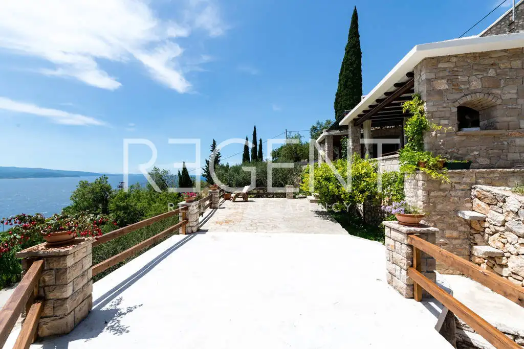 Brač, Murvica - Kamenný dům se čtyřmi apartmány