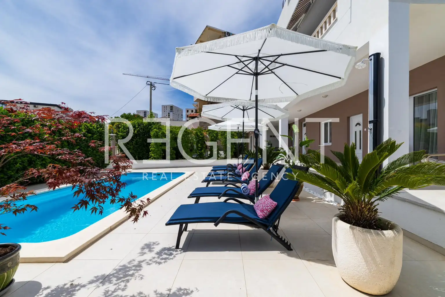 Split, Kila – stan 51 m² z vrtom, bazenom in s parkiriščem
