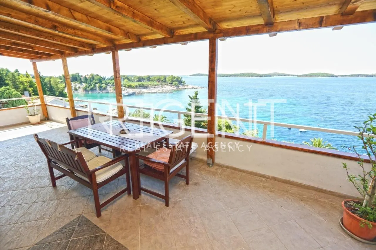 Hvar - Vila prvý rad pri mori