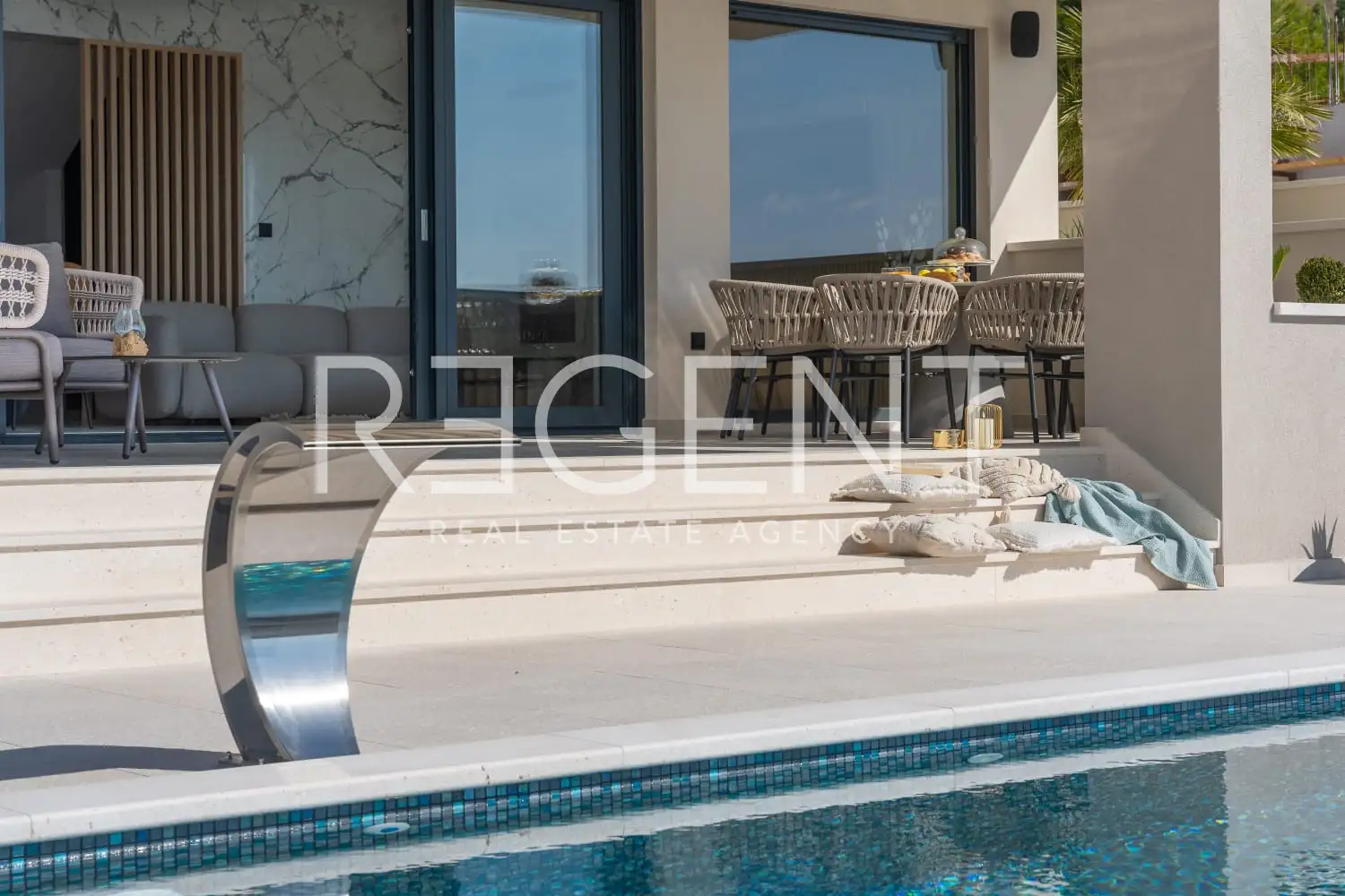 Podstrana - Moderná luxusná vila s bazénom a strešnou terasou