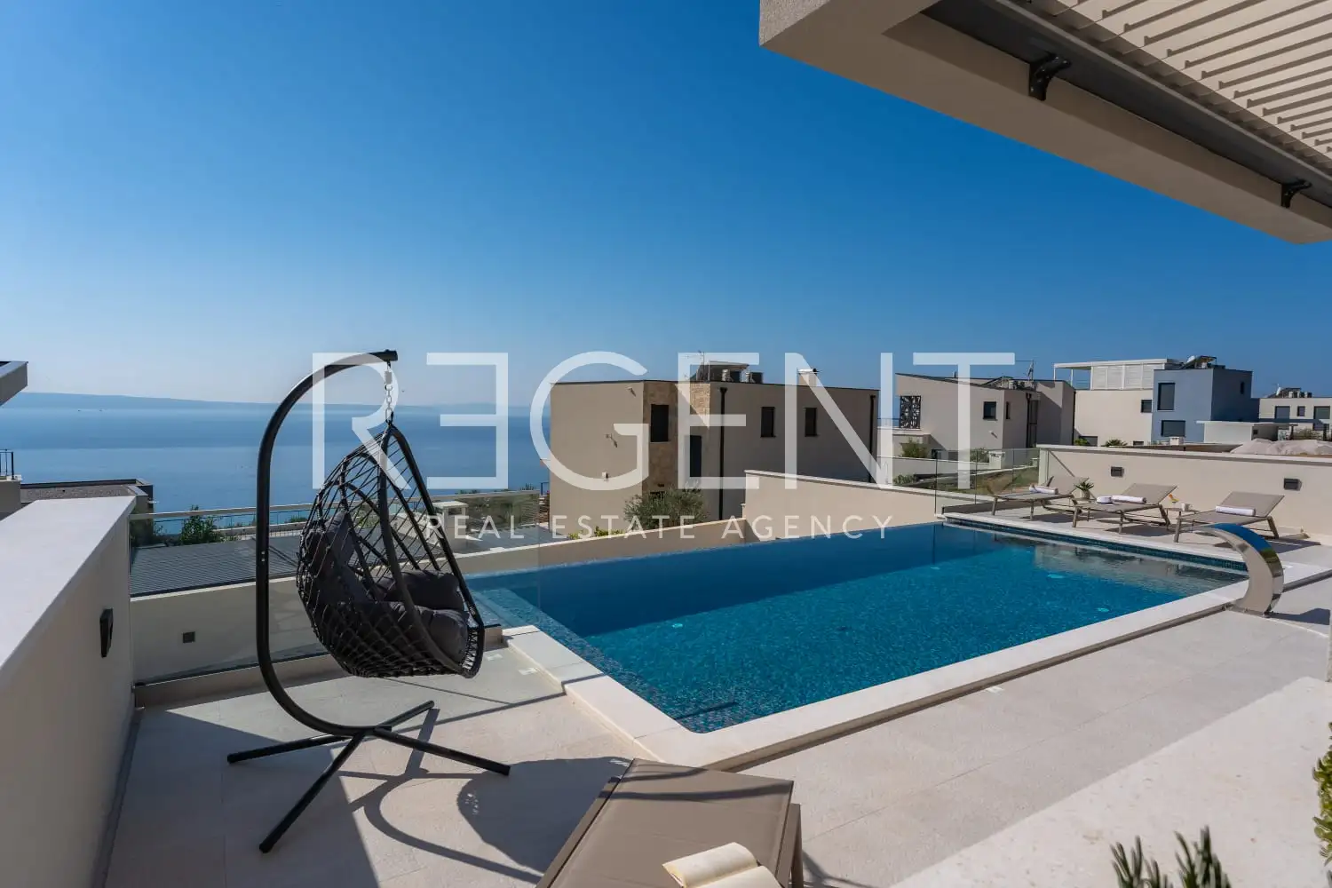 Podstrana - Moderná luxusná vila s bazénom a strešnou terasou