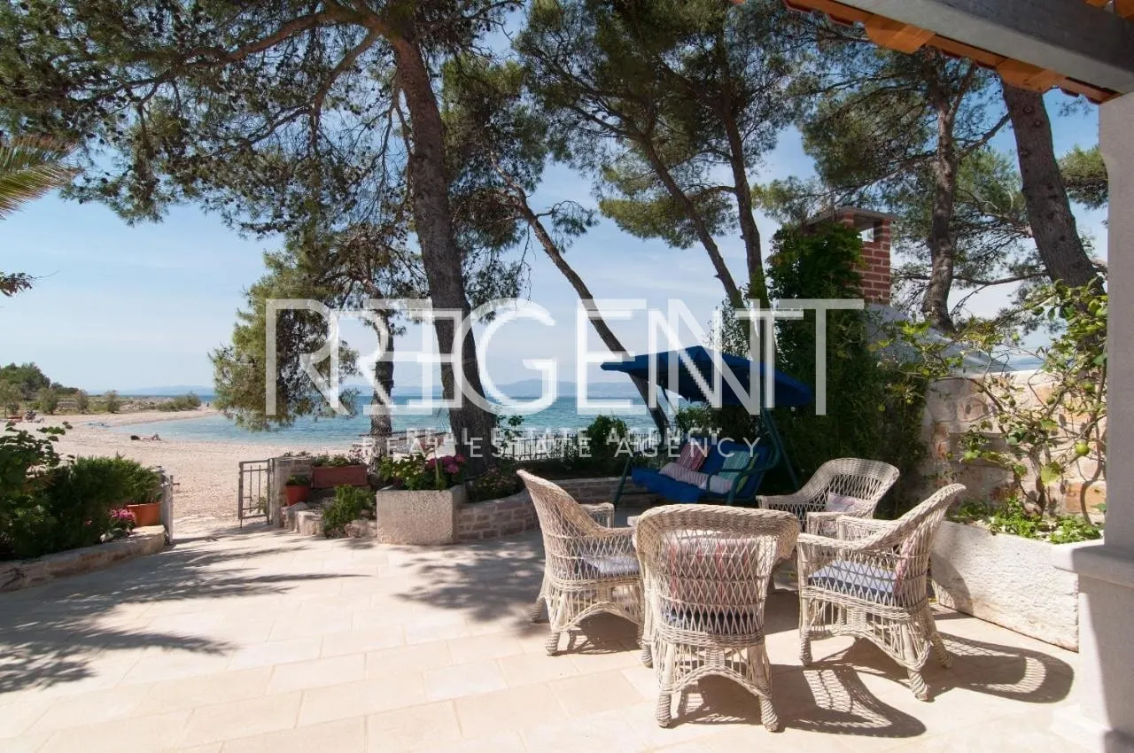 Brač, Mirca - Vila s bazenom uz more 330m2