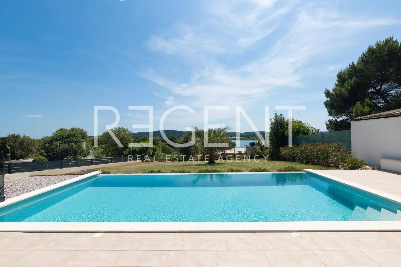 Istra, Medulin - Prekrasna villa s wellnessom NKP 190 m2 nadomak mora