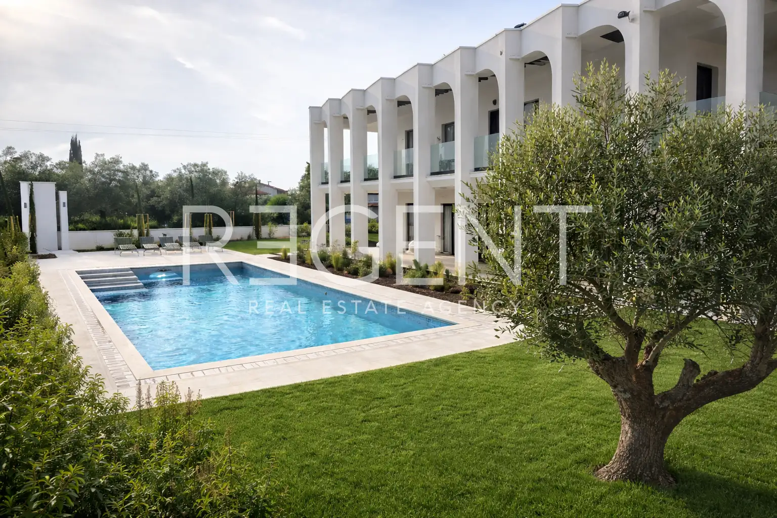 Vila 335 m², Umag — bazen 10×5, pogled more, namještena