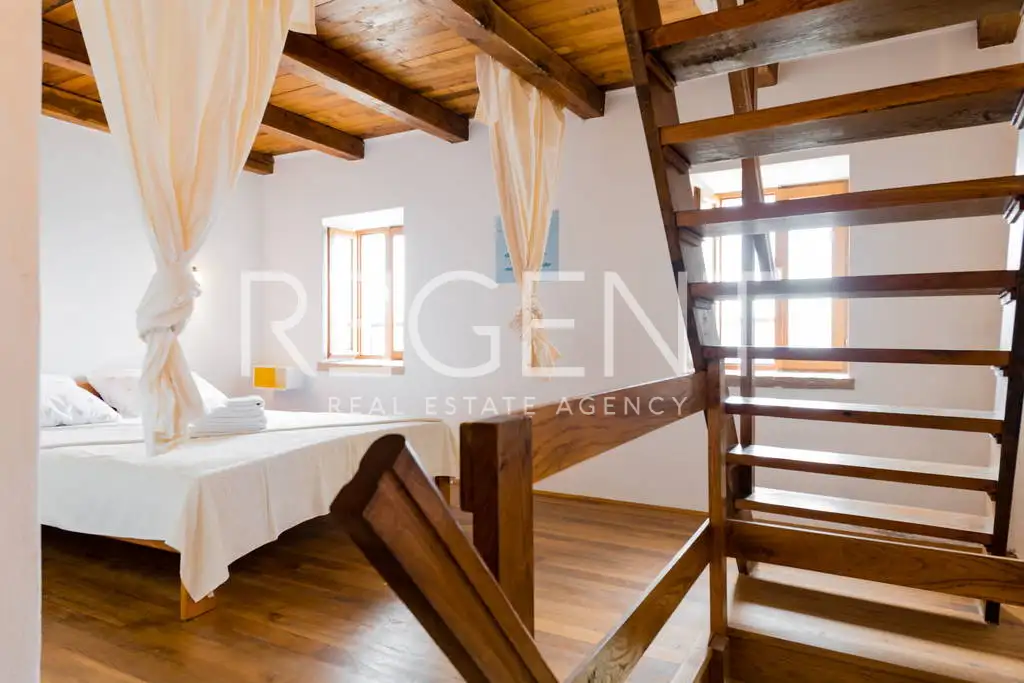 Brač, Murvica - Kamenný dům se čtyřmi apartmány