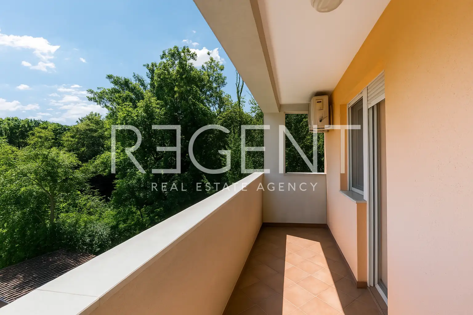 Zagreb, Remete – Trosoban stan 82 m² s loggiom