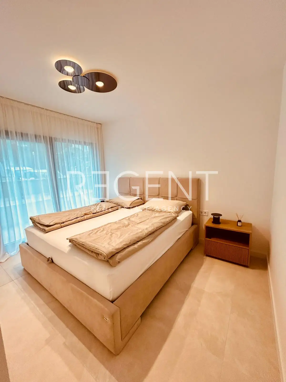 Trogir, Seget Donji -  Stan u prizemlju moderne novogradnje uz more
