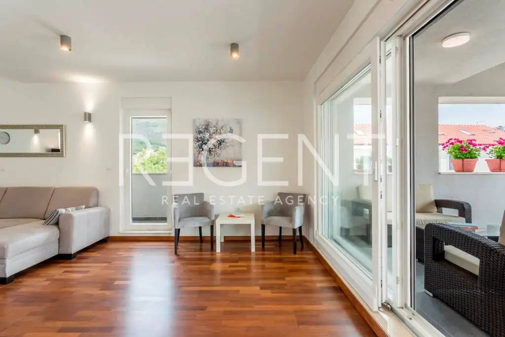 Podstrana - Trojizbový byt s terasou