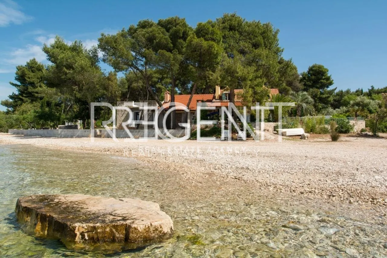 Brač, Mirca - Vila s bazenom uz more 330m2