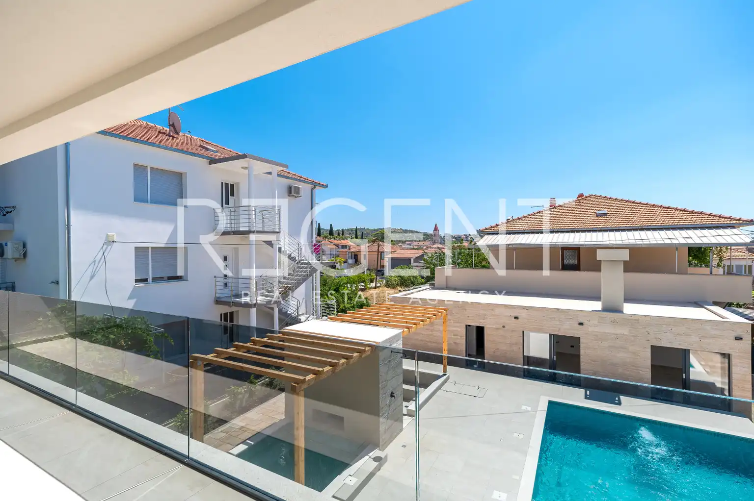 Trogir - Nova moderna vila od 300m2 s bazenom i jacuzzijem