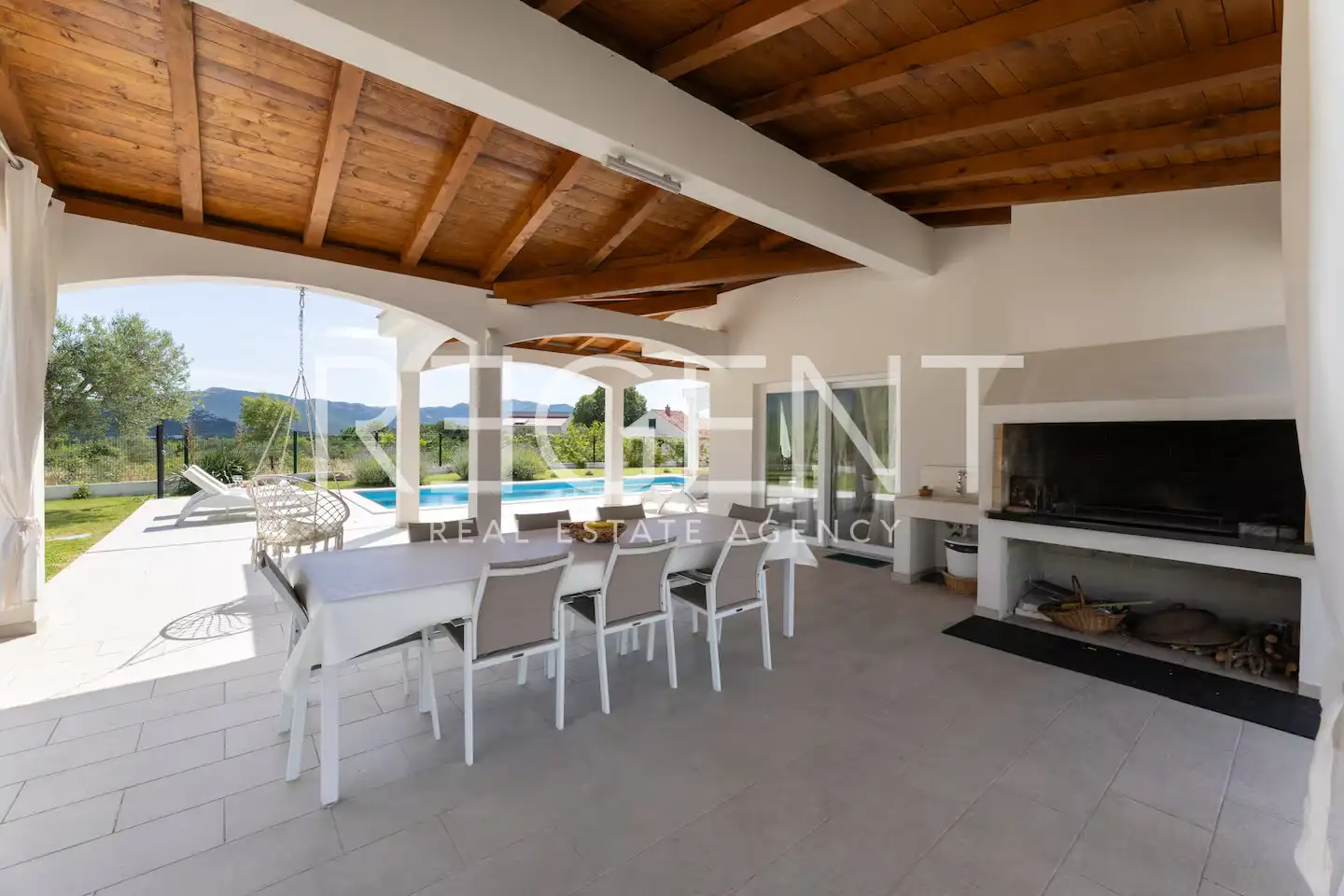 Maison avec piscine, 260m²