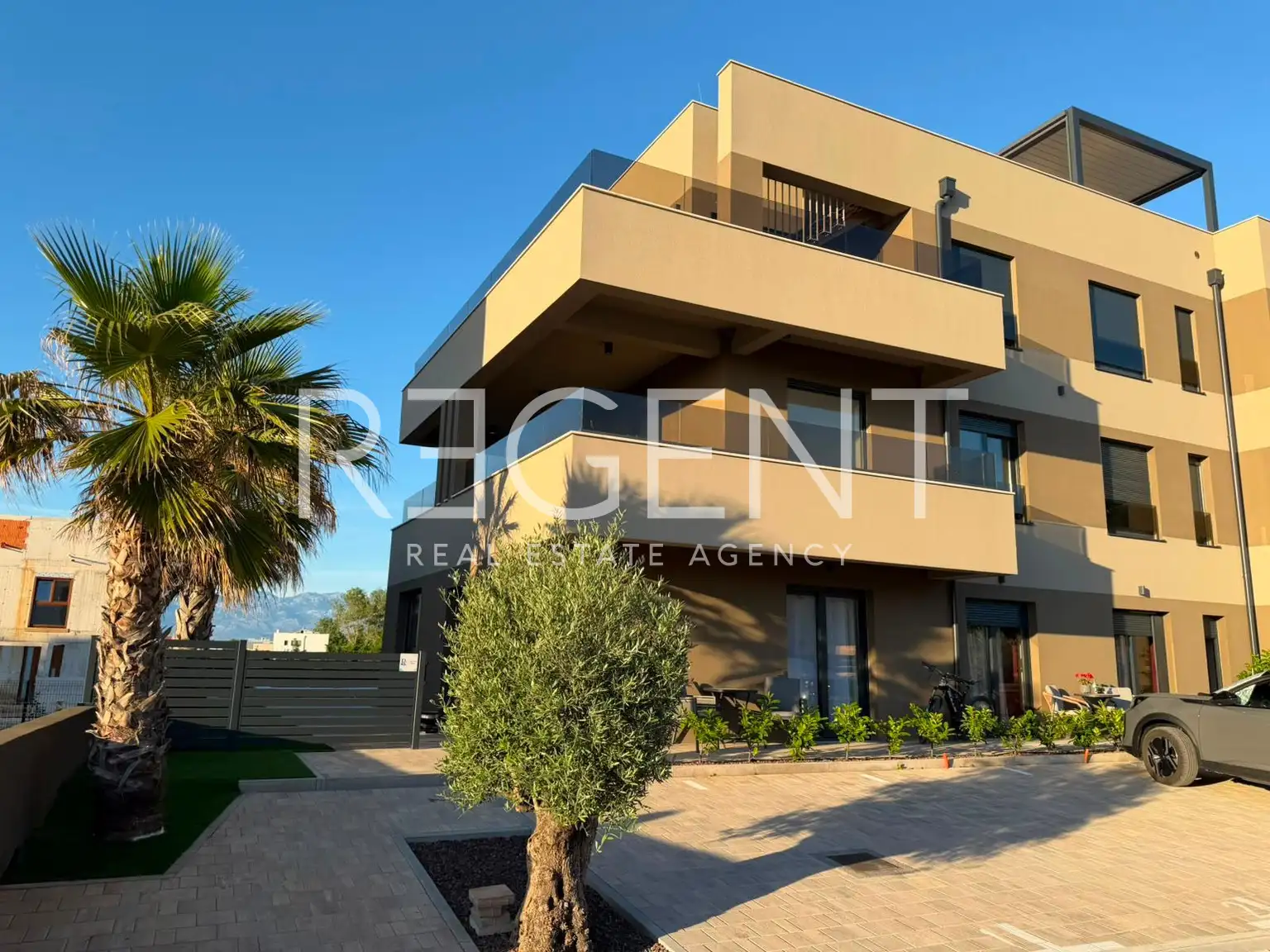 Privlaka, Sabunike — dvosoban stan 139 m2, bazen, vrt, parking mjesto
