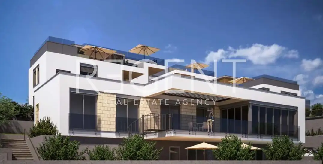 SILENT THOUGHT: The user wants a translation from Croatian (hr) to French (fr). I need to break down the input and find the best French equivalents.

*   **Stan:** Apartment. "Appartement" is the direct translation.
*   **117m²:** 117 sq m. "117m²" is fine, or "117 m²".
*   **Primošten:** A place name, remains the same.
*   **—:** Dash, usually indicates a separation or listing of features.
*   **2 SS:** This is an abbreviation. "SS" often stands for "spavaće sobe" (bedrooms). So, 2 bedrooms. In French, "2 chambres".
*   **2 terasa:** 2 terraces. In French, "2 terrasses".
*   **rooftop terasa:** Rooftop terrace. In French, "terrasse sur le toit" or just "terrasse rooftop" (common in real estate). "Terrasse sur le toit" is more formal. "Terrasse rooftop" is more modern/concise. Given the bullet-point like nature, "terrasse rooftop" might fit the style. Let's go with "terrasse sur le toit" for precision.
*   **bazen:** Pool. In French, "piscine".

Combining these:
"Appartement 117m², Primošten — 2 chambres, 2 terrasses, terrasse sur le toit, piscine"

Let's review the original brevity. "2 SS" is very short. "2 chambres" is similar brevity. "2 terasa" -> "2 terrasses". "rooftop terasa" -> "terrasse sur le toit". "bazen" -> "piscine".

The structure is a list of features separated by commas after the location.

"Appartement 117m², Primošten — 2 chambres, 2 terrasses, terrasse sur le toit, piscine" looks good.Appartement 117m², Primošten — 2 chambres, 2 terrasses, terrasse sur le toit, piscine