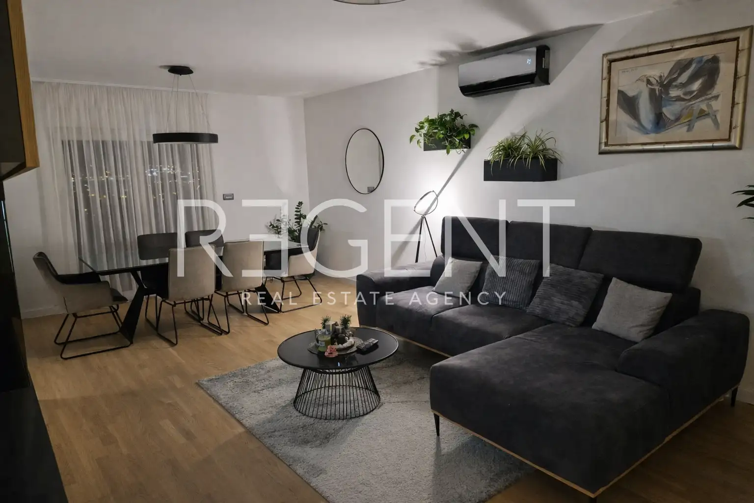 Split, Solin-dvosoban stan s balkonom i garažom