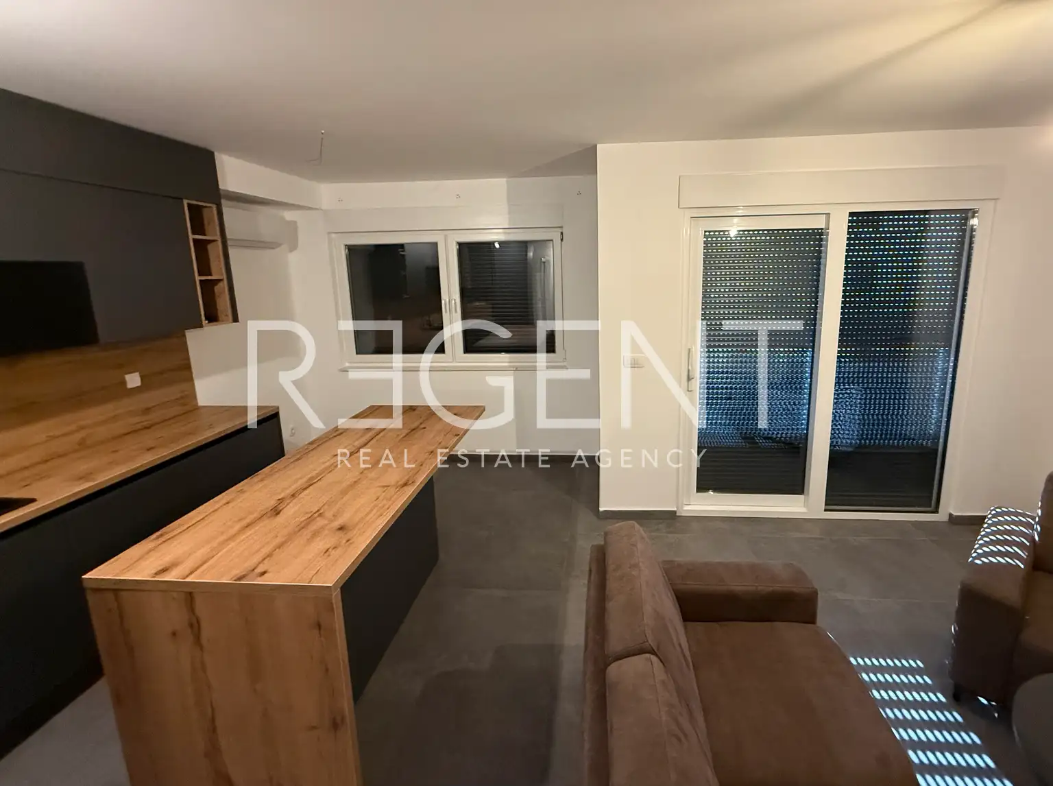 Trogir, Okrug Gornji - Two-bedroom apartment on the ground floor near the sea