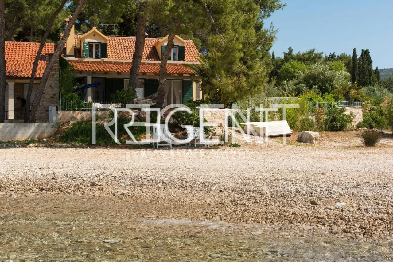 Brač, Mirca - Vila s bazenom uz more 330m2