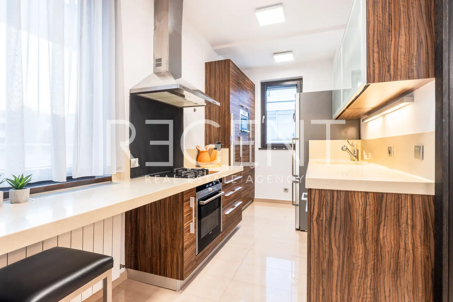 Zagreb, Srebrnjak – Uređen trosoban penthouse za najam