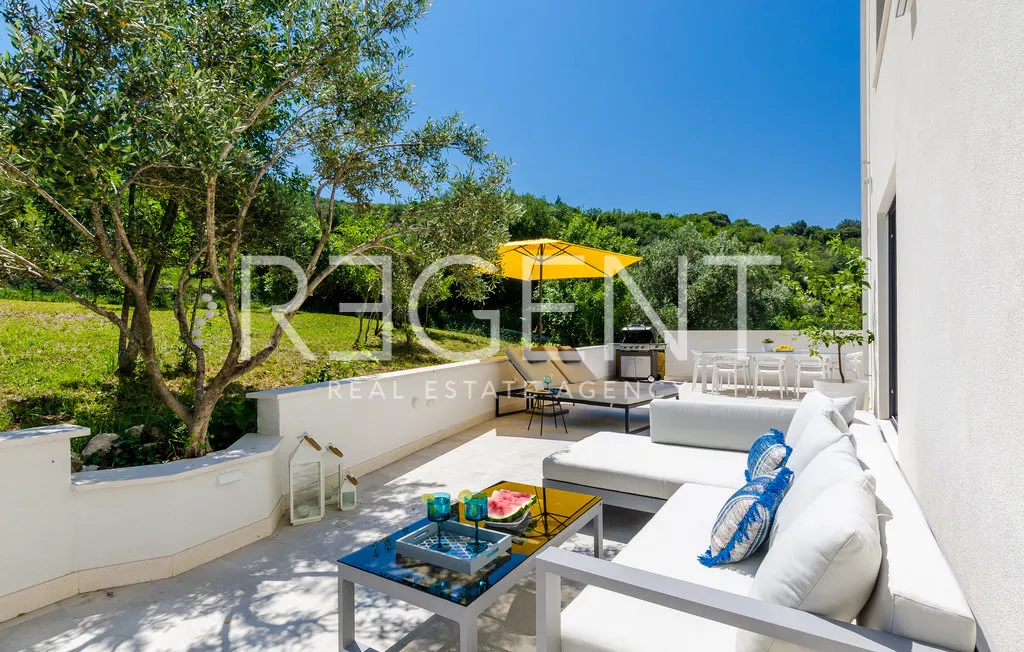 Dubrovnik, Zaton – Bijela moderna vila uz more s dodatnim zemljištem