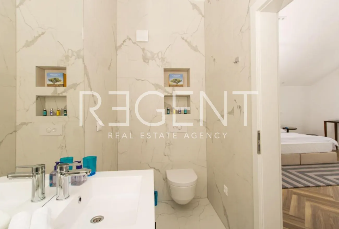 Trogir - Moderan, peterosobni penthouse s terasom i pogledom na more 185 m2