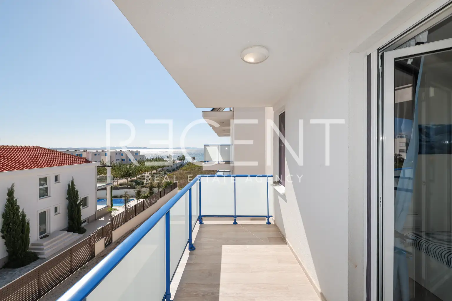 Privlaka - Dom szeregowy z basenem i tarasem na dachu.