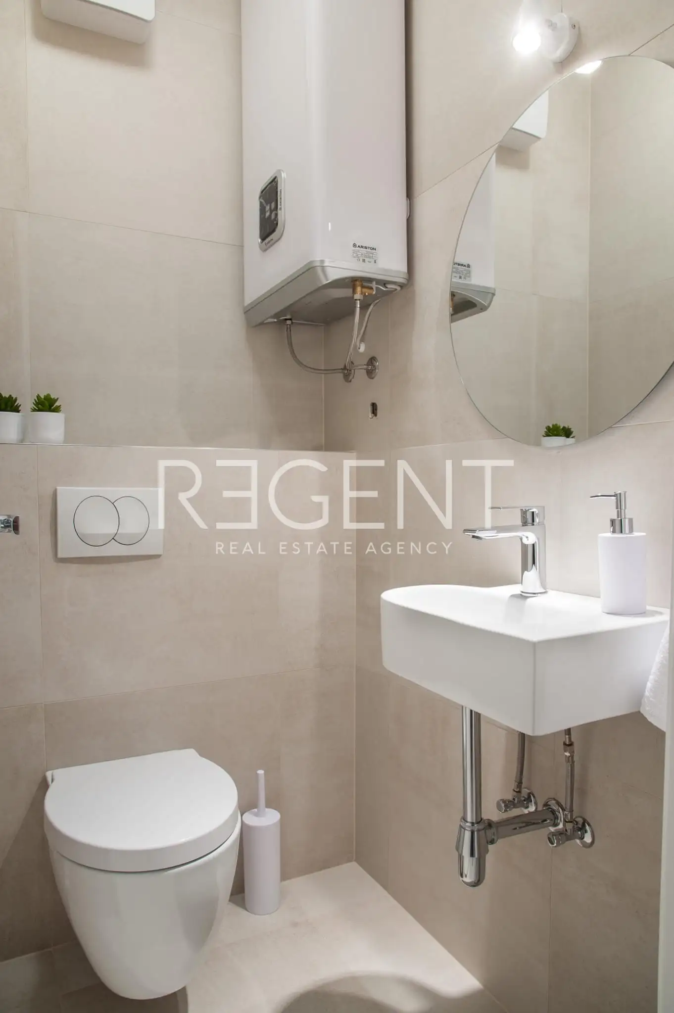 Split, Žnjan-dvosoban s balkonom, drugi red od mora