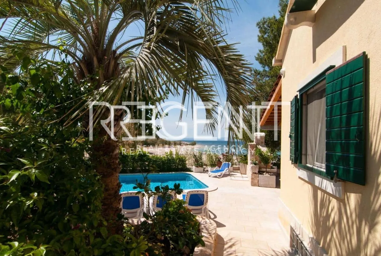 Brač, Mirca - Vila s bazenom uz more 330m2