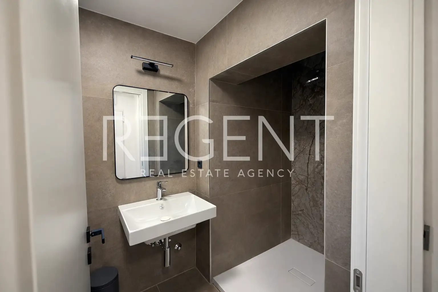 Zagreb, Centar - Trosoban renoviran stan za najam s parkingom