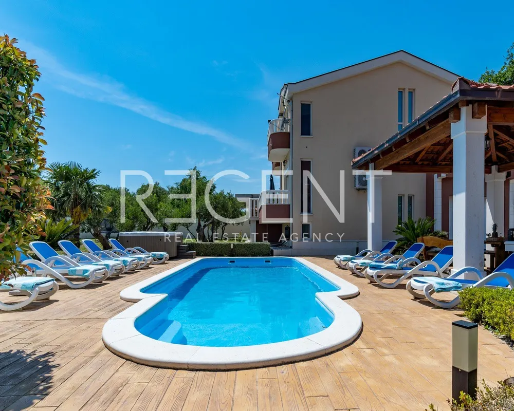Split, Kaštela - Vila s bazenom i pogledom na more 333 m2