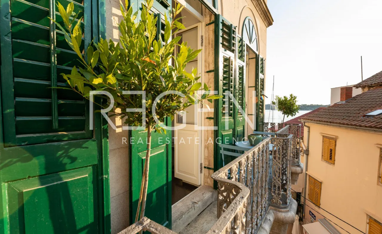 Šibenik, Riva - Unikatan stan u palači "Šižgorić" na Šibenskoj rivi