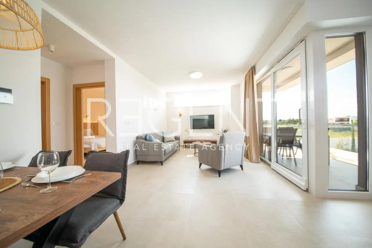 Zadar, Vrsi – appartements de trois pièces avec piscine et vue sur la mer