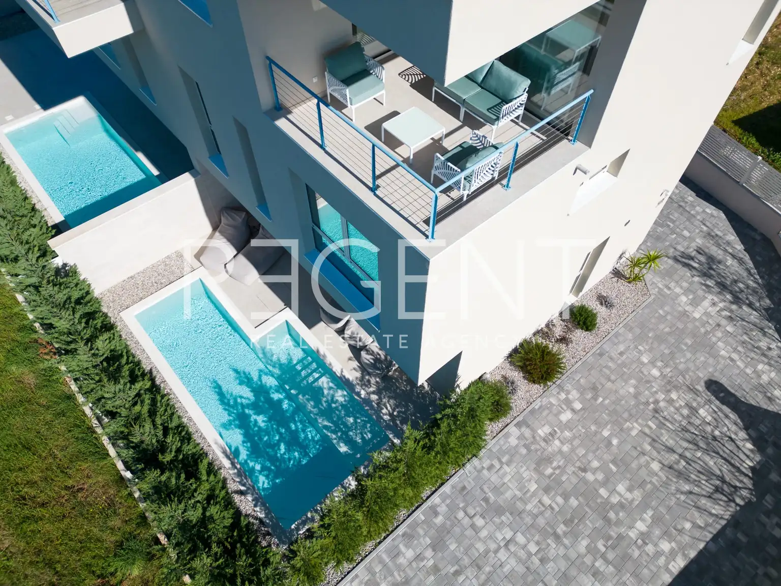Seget Vranjica – moderna duplex vila s dva bazena i pogledom na more