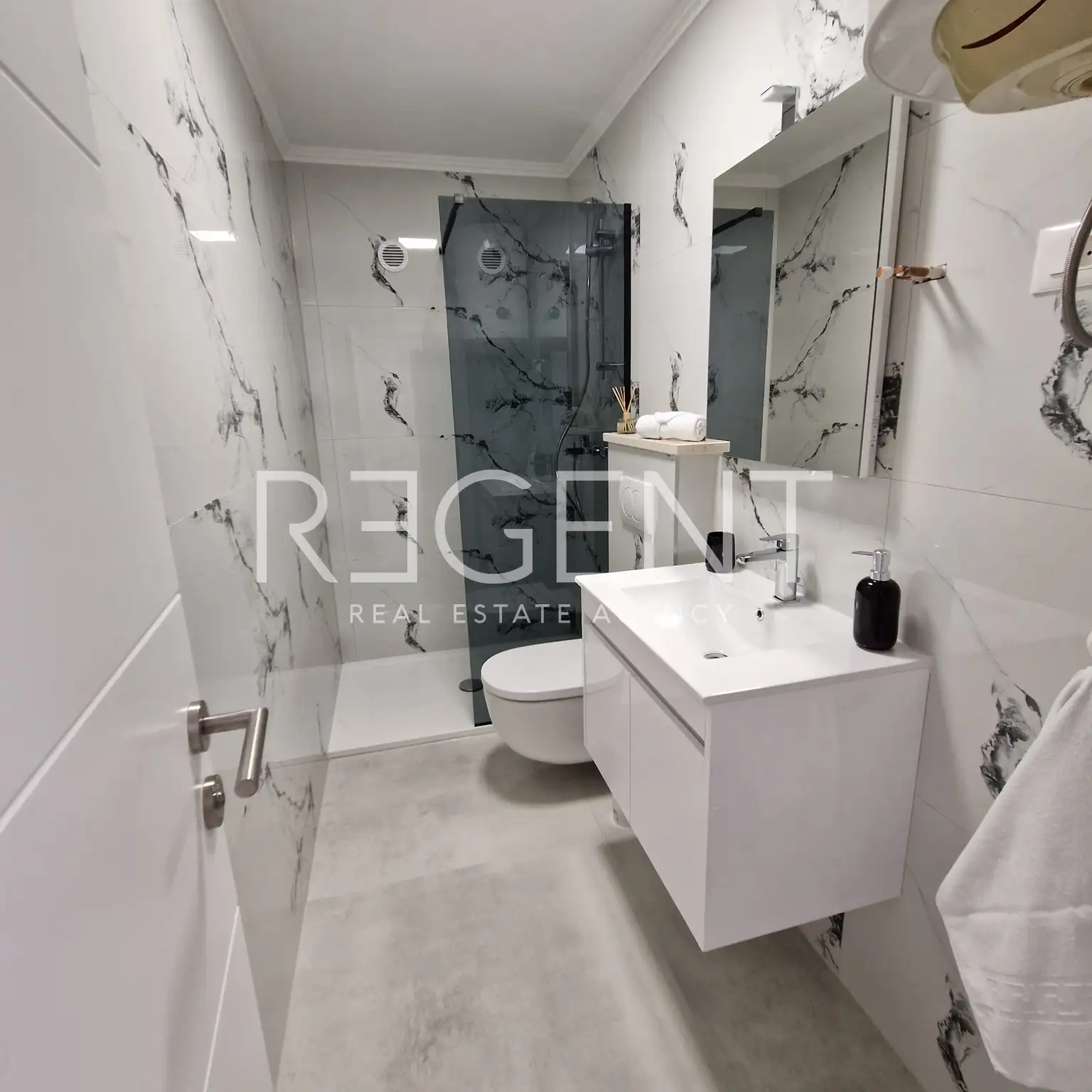 Split, Kamen - Appartement de trois pièces avec jardin privé