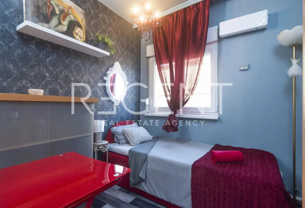 Split, Bačvice - Trosoban stan sa loggiom