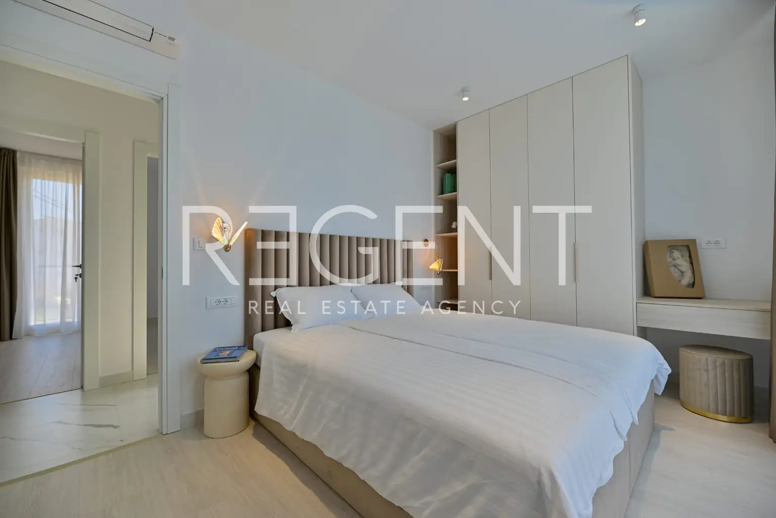 Seget Vranjica – moderna duplex vila s dva bazena i pogledom na more