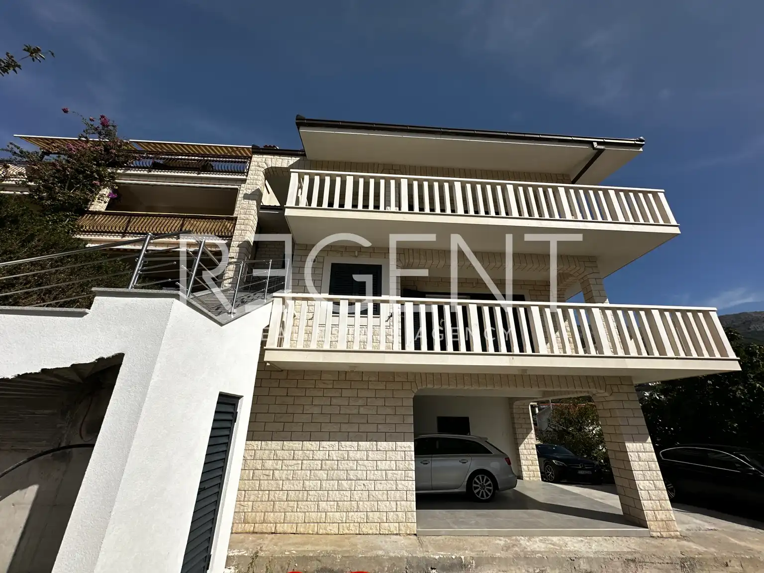 Split, Podstrana - Dom z trzema mieszkaniami i widokiem na morze 340m2