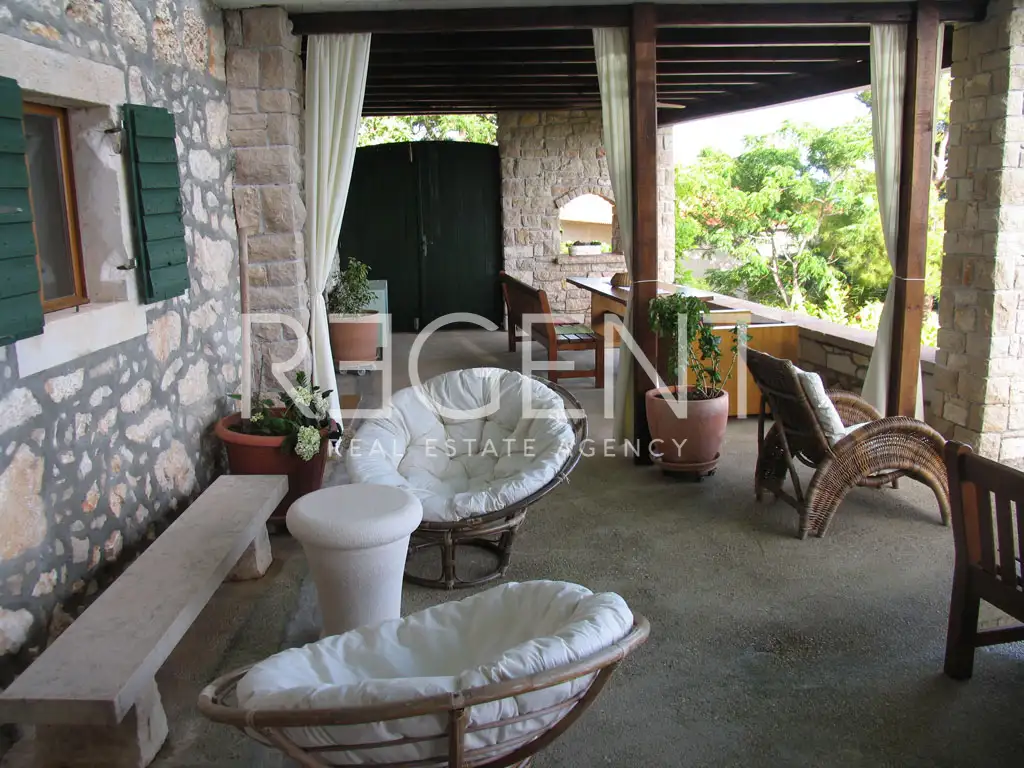 Brač, Murvica - Kamenný dům se čtyřmi apartmány