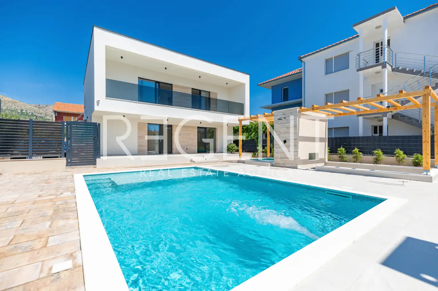 Trogir - Nova moderna vila od 300m2 s bazenom i jacuzzijem
